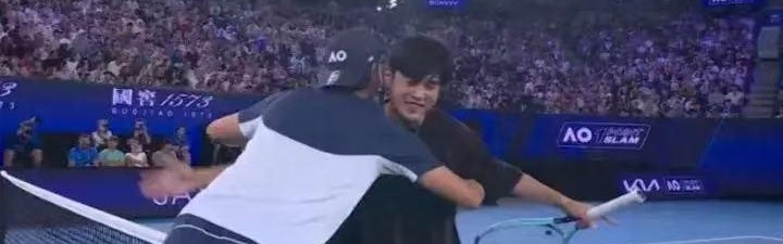 开云体育-周杰伦澳网首秀遭遇“一轮游”，全程“罚站”没碰到球