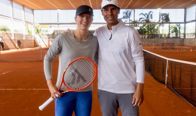 开云-纳达尔亲授红土之王大师课，斯瓦泰克认真做笔记学习正手|拉法|拉菲尔·纳达尔|罗伊格|训练|学院_新浪体育_新浪新闻