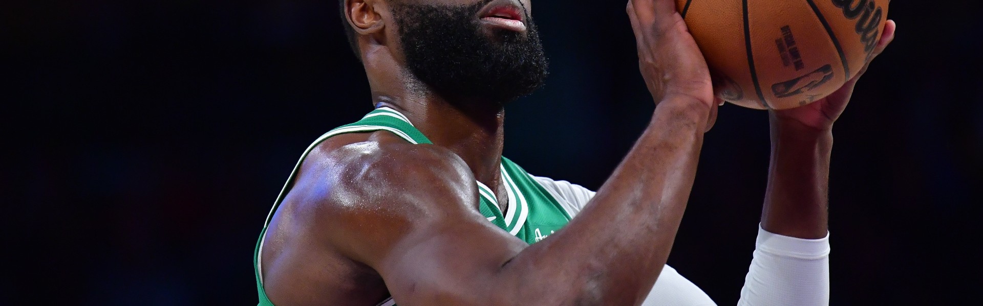 开云下载-正负值-20！杰伦·布朗19投仅7中拿到20分11板7助 三分4中1